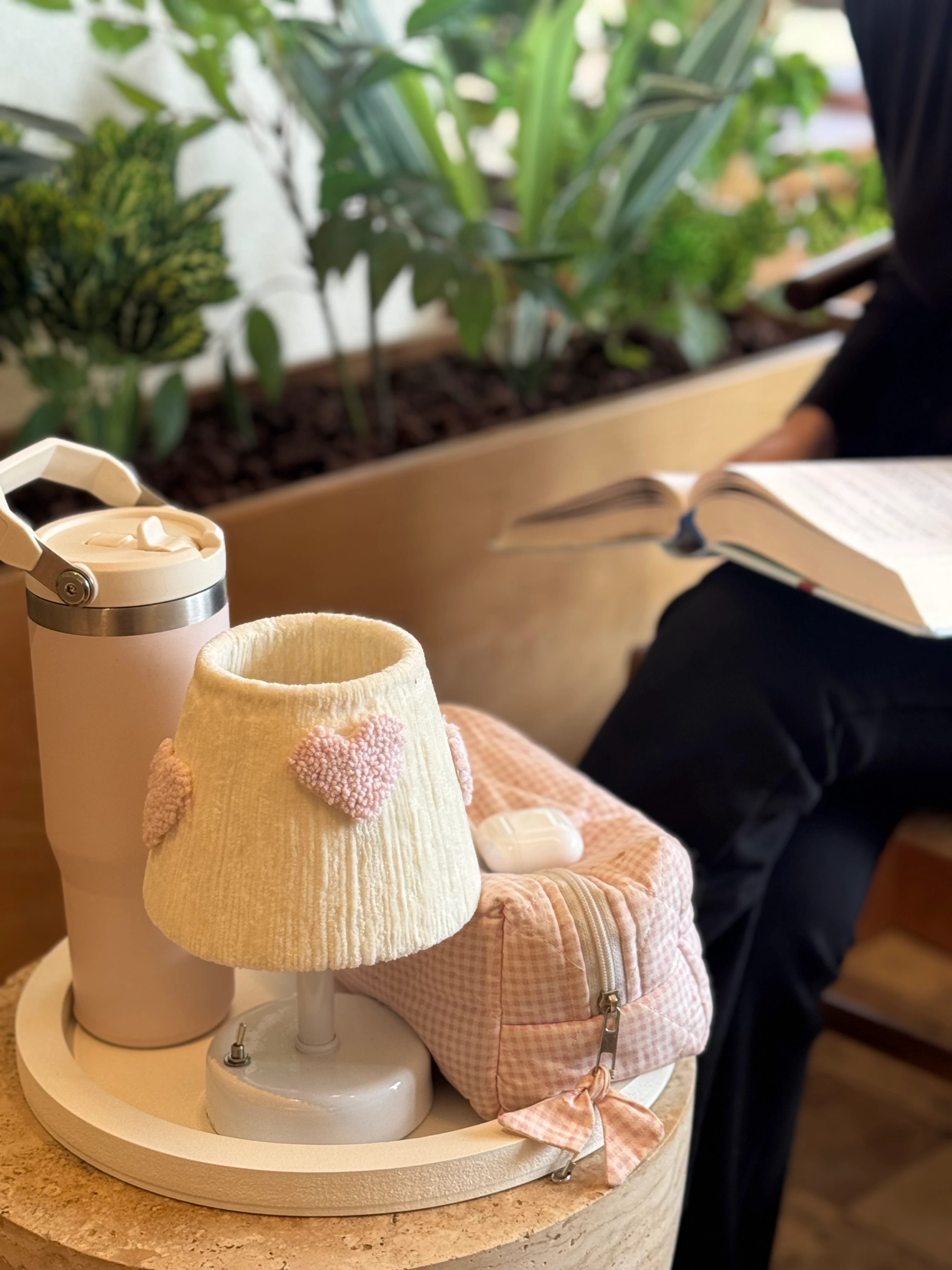 Punch Kadife Pembe Kalp Detaylı Masa Lambası Alt Beyaz Kablosuz Pilli Masa Üstü